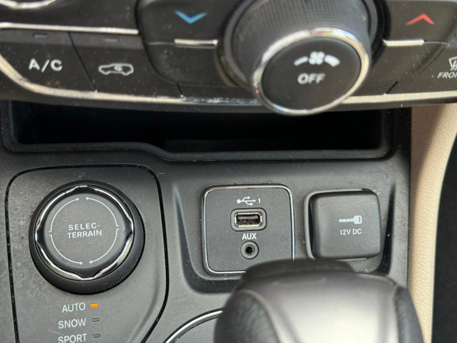 Used 2019 Jeep Cherokee Latitude w/ Cold Weather Group image 18