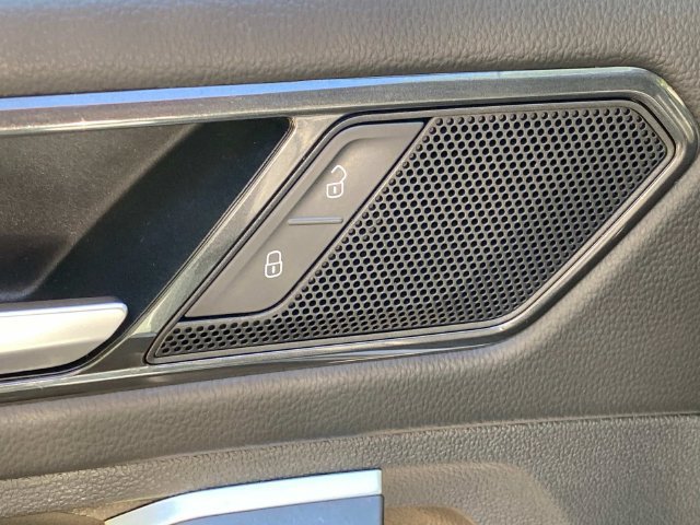 Used 2023 Volkswagen Tiguan SE w/ Panoramic Sunroof Package FWD image 15