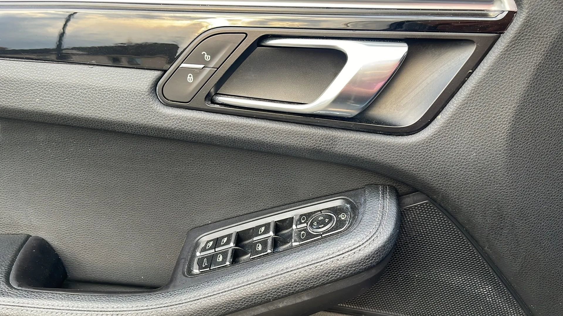 Used 2017 Porsche Macan image 8