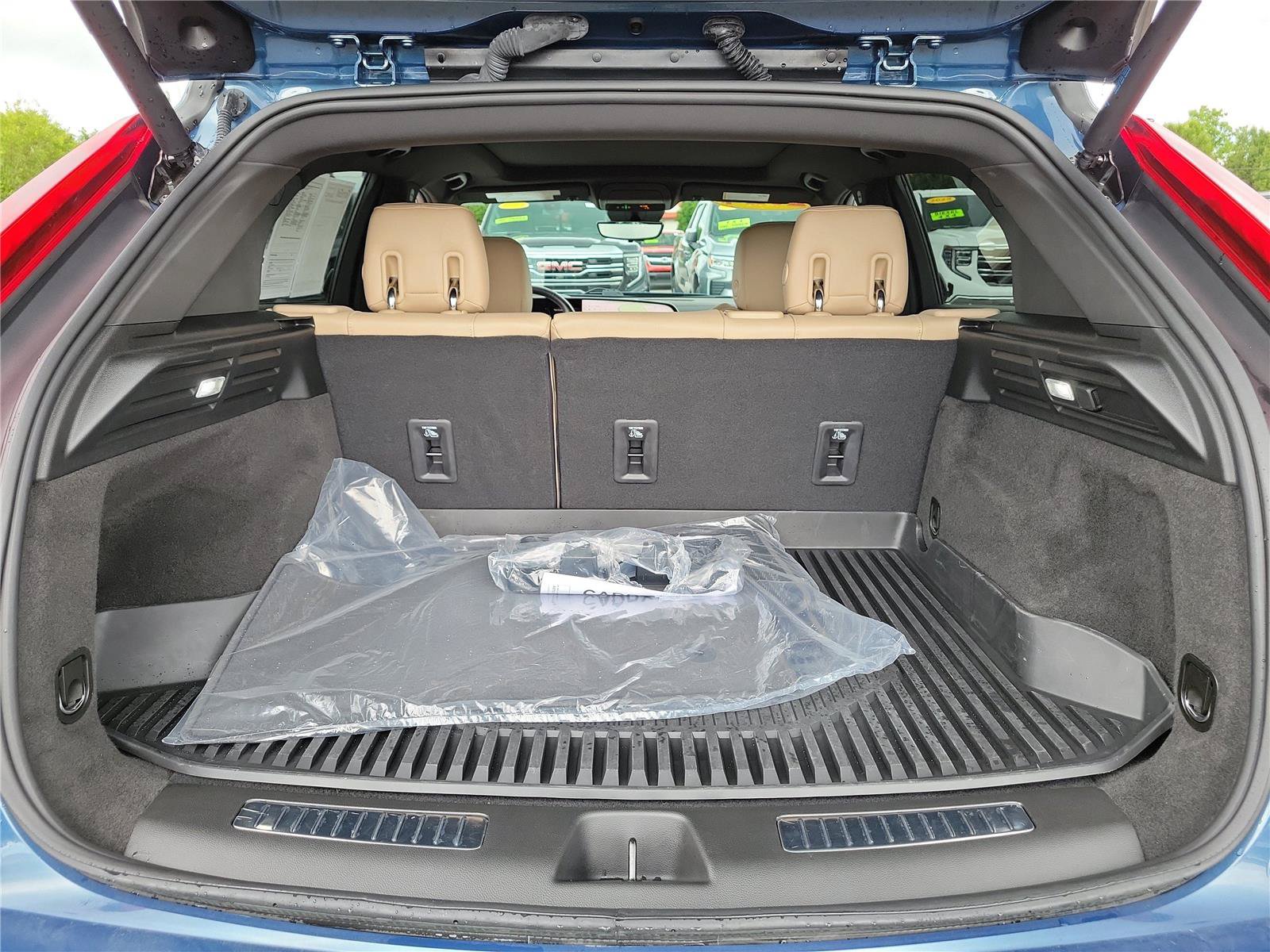 Used 2024 Cadillac XT4 Premium Luxury w/ Technology Package AWD/4WD image 9