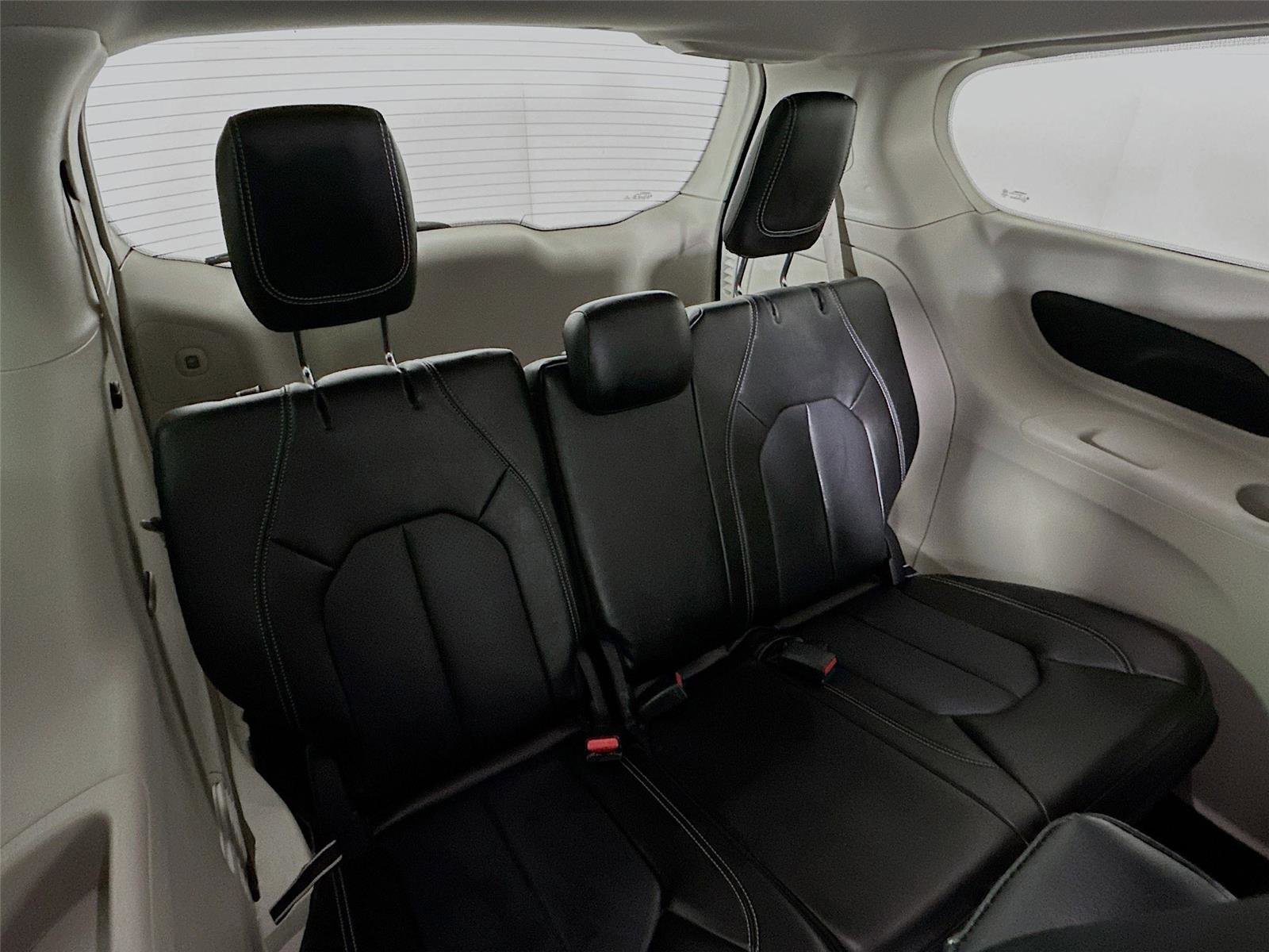 Used 2024 Chrysler Pacifica Select image 27