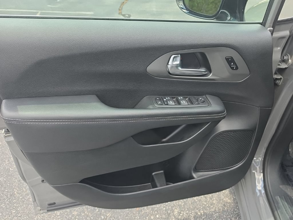 Used 2025 Chrysler Pacifica Select FWD image 15