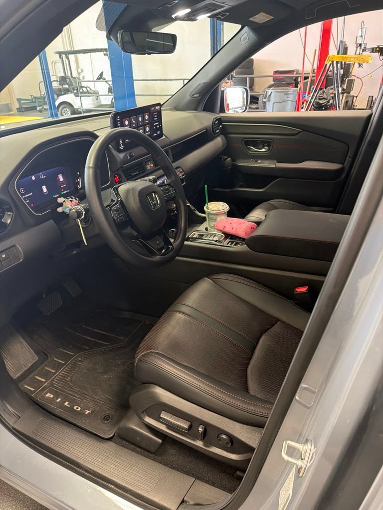 Used 2026 Honda Pilot Black Edition image 2
