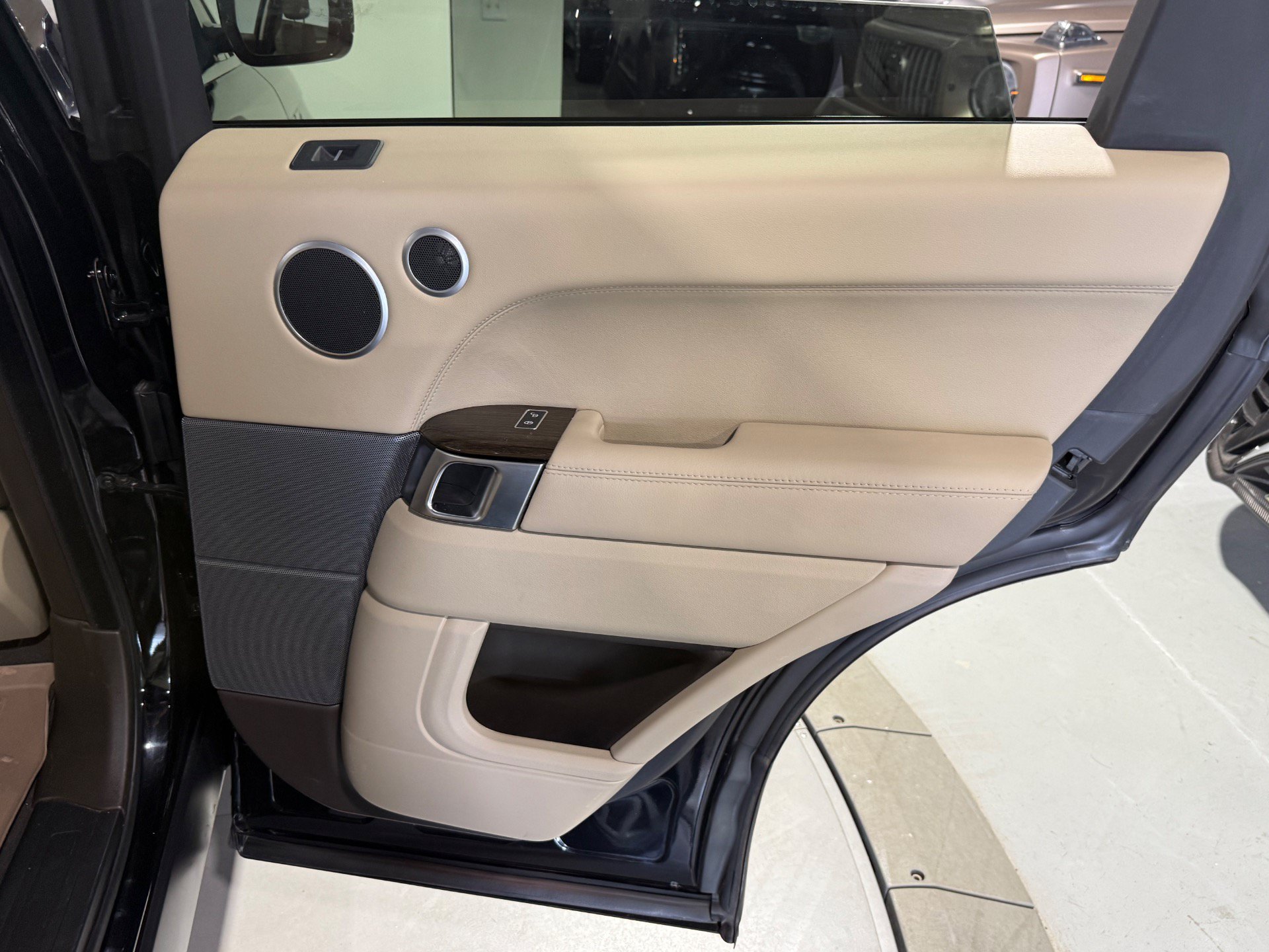 Used 2017 Land Rover Range Rover Sport SE AWD/4WD image 27