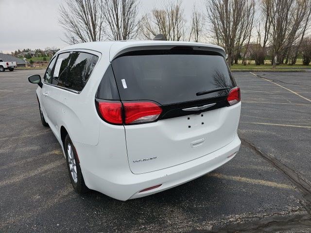 Used 2023 Chrysler Voyager LX image 3