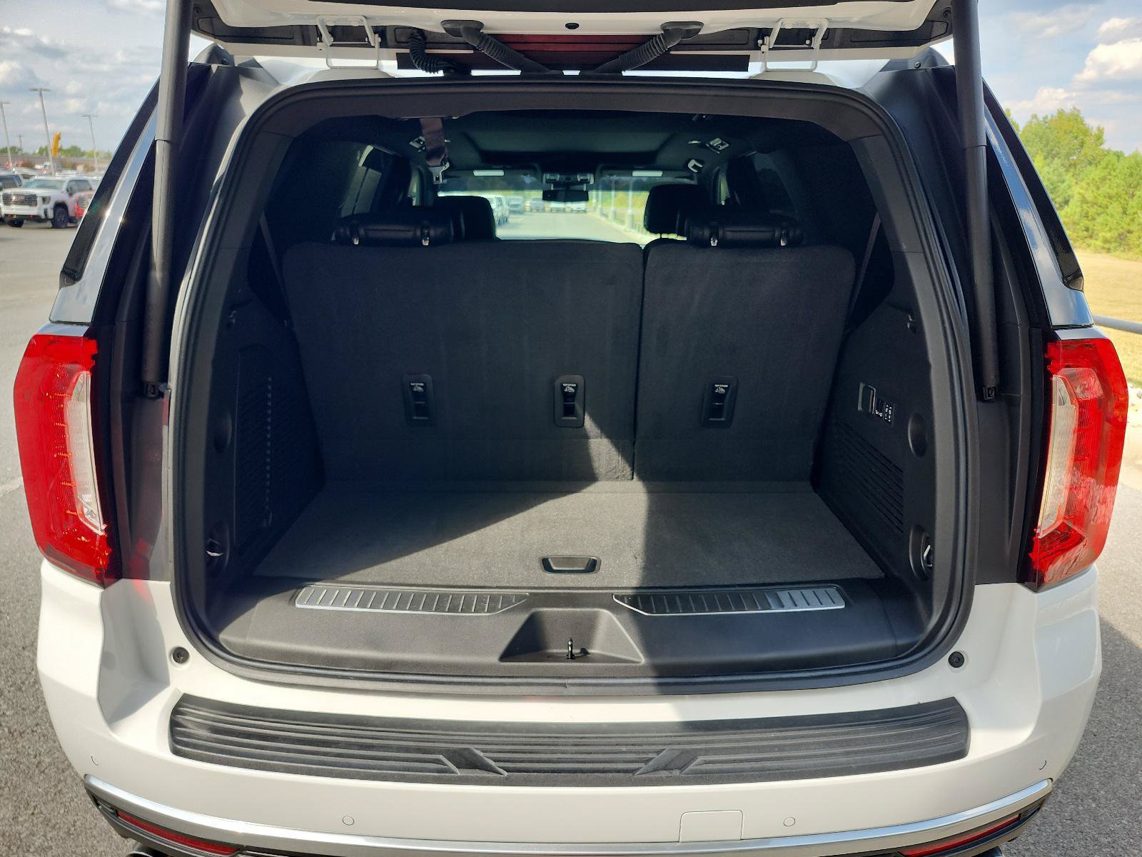 Used 2024 GMC Yukon Denali AWD/4WD image 11