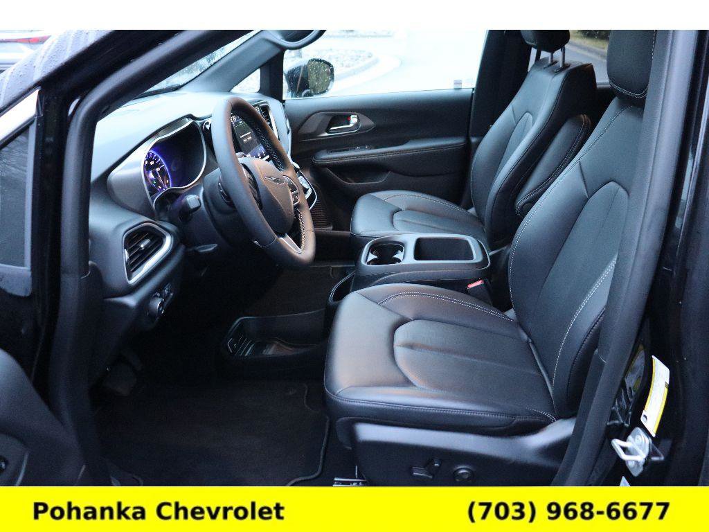 Used 2025 Chrysler Pacifica Select image 23