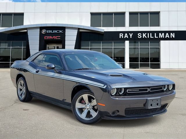 Used 2019 Dodge Challenger SXT RWD image 1