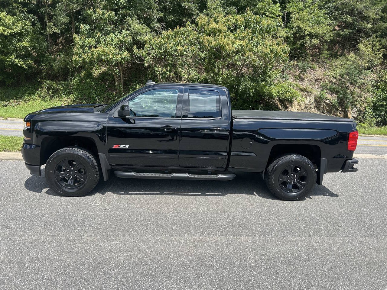 Used 2018 Chevrolet Silverado 1500 LT w/ Midnight Edition AWD/4WD image 3