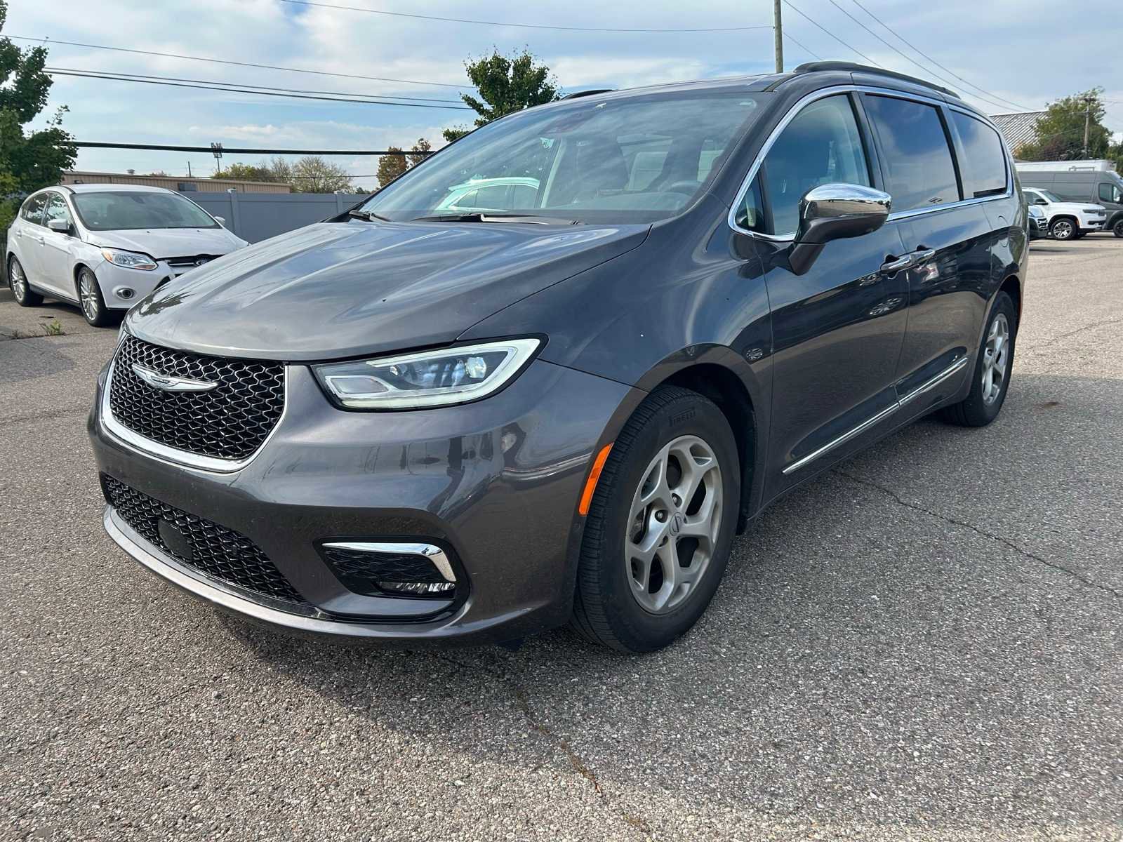 Used 2022 Chrysler Pacifica Limited w/ Uconnect Theater Family Group