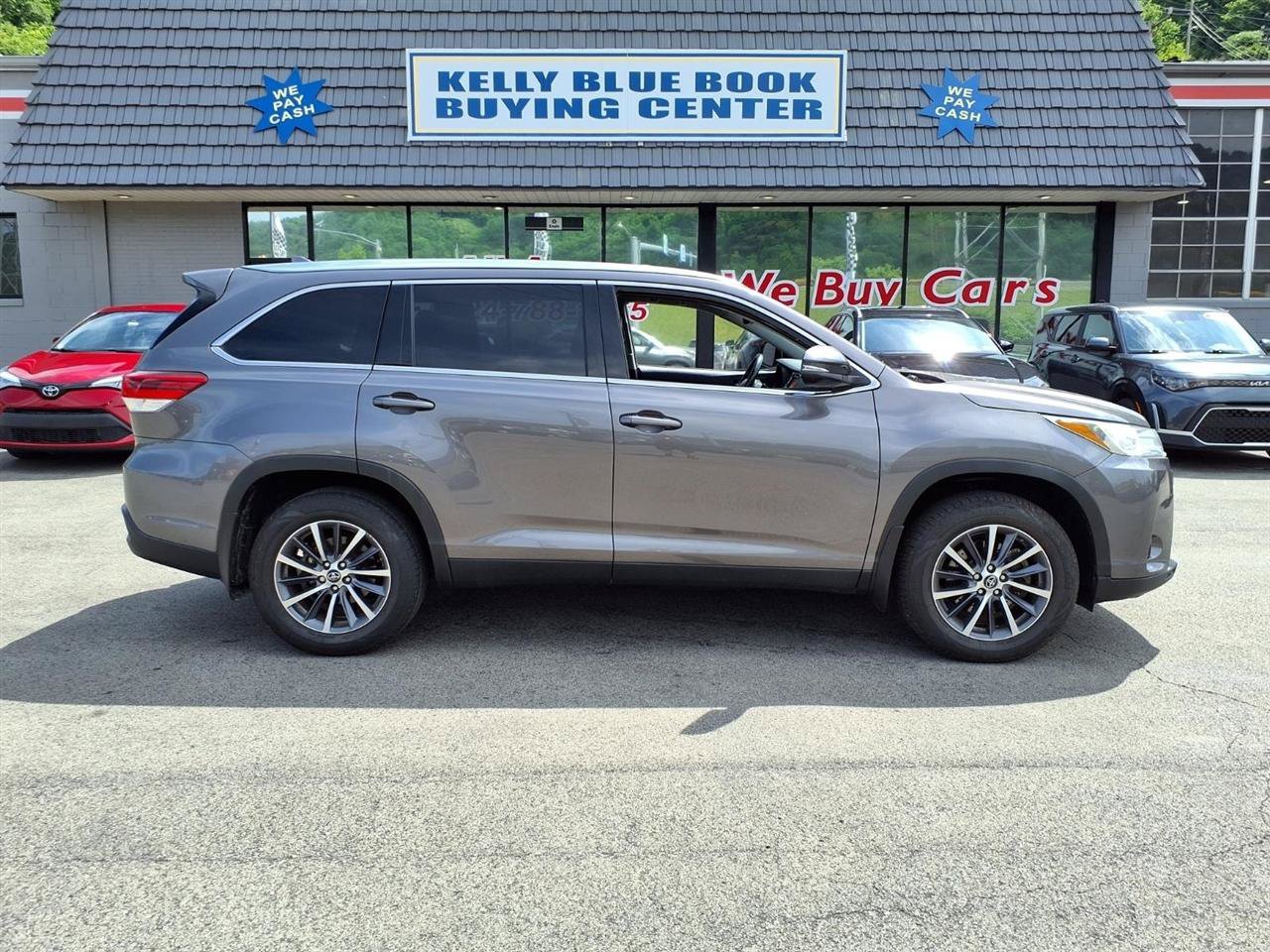 Used 2019 Toyota Highlander XLE AWD/4WD image 1