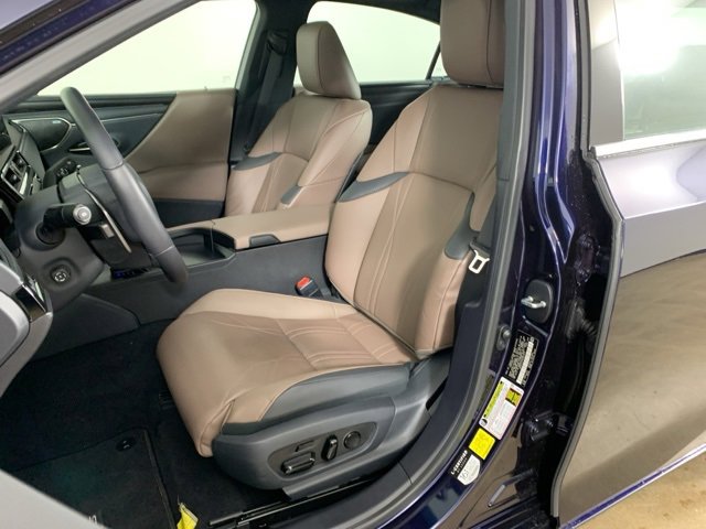 Used 2025 Lexus ES 300h w/ Accessory Package (Z2) image 32