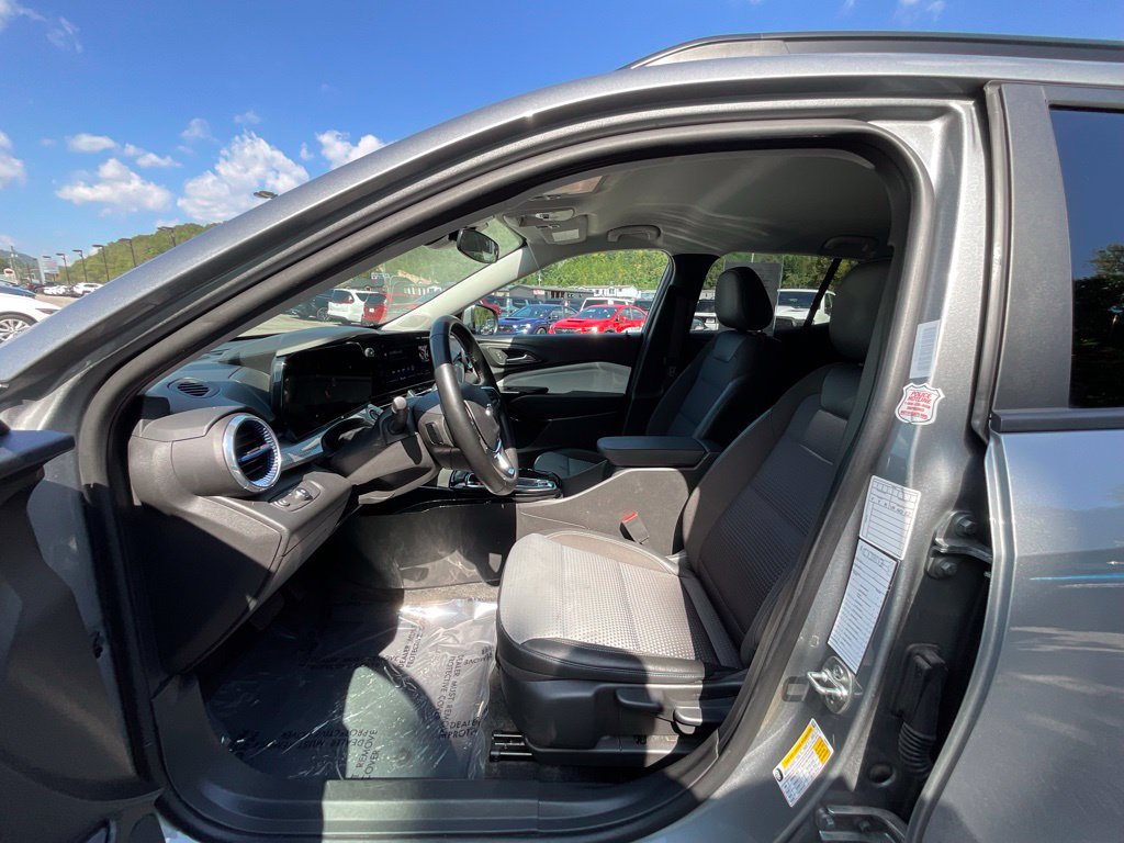Used 2025 Chevrolet Trax LT w/ LT Convenience Package FWD image 9