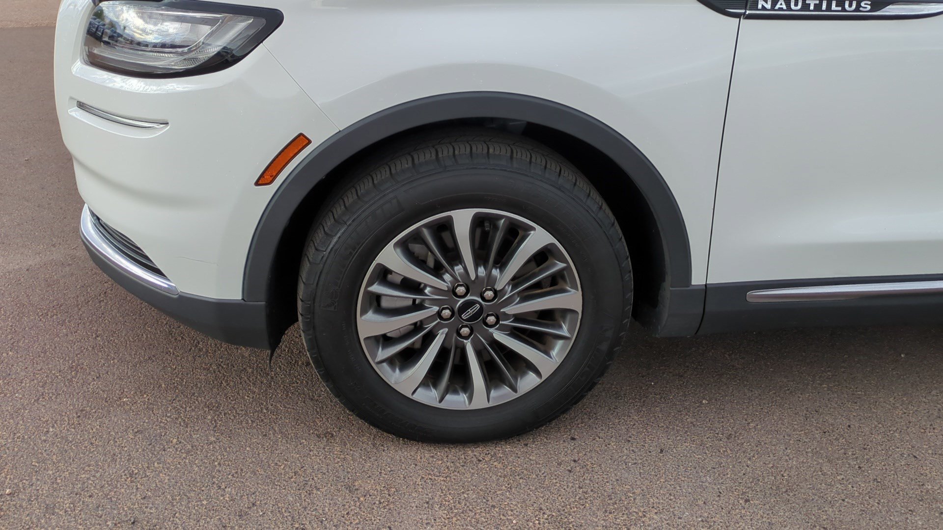 Used 2023 Lincoln Nautilus FWD w/ Premium Package image 11