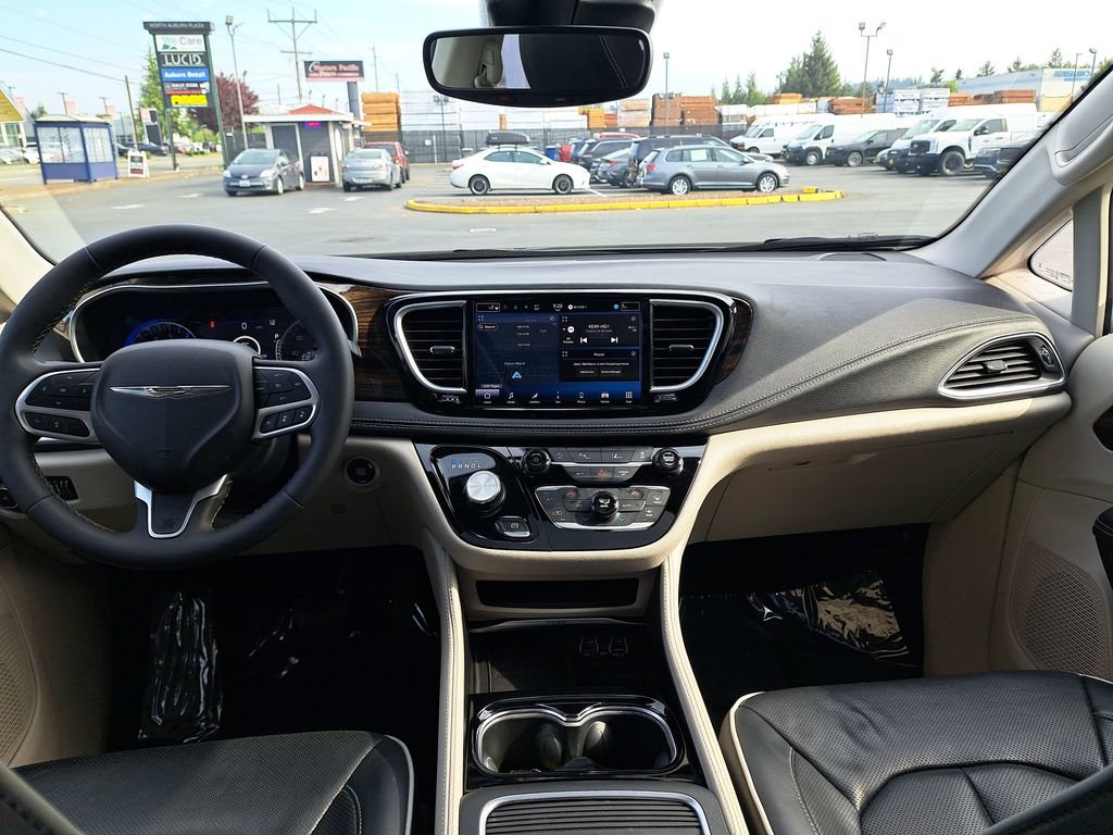 Used 2024 Chrysler Pacifica Limited FWD image 21
