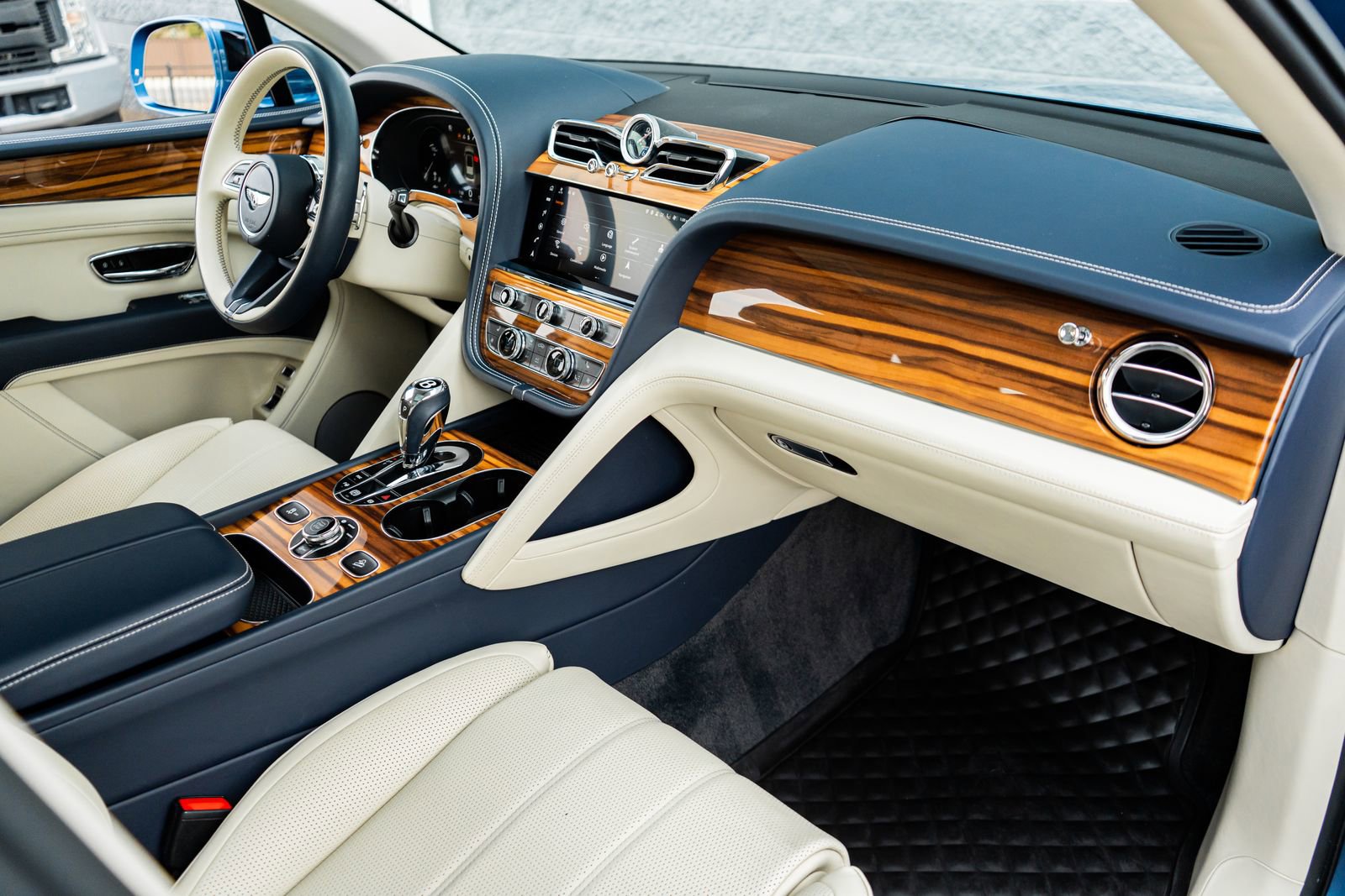 Used 2022 Bentley Bentayga image 2