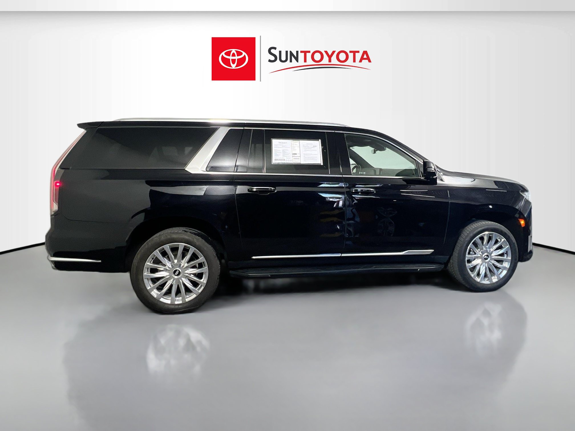 Used 2023 Cadillac Escalade ESV Premium Luxury AWD/4WD image 2