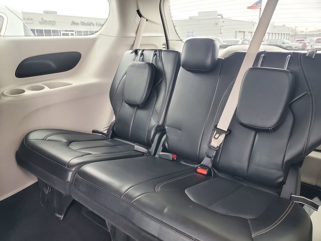 Used 2023 Chrysler Pacifica Touring-L image 37