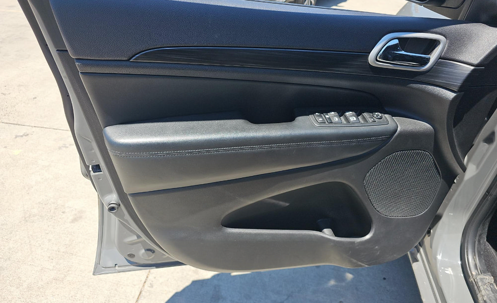 Used 2020 Jeep Grand Cherokee Altitude AWD/4WD image 28