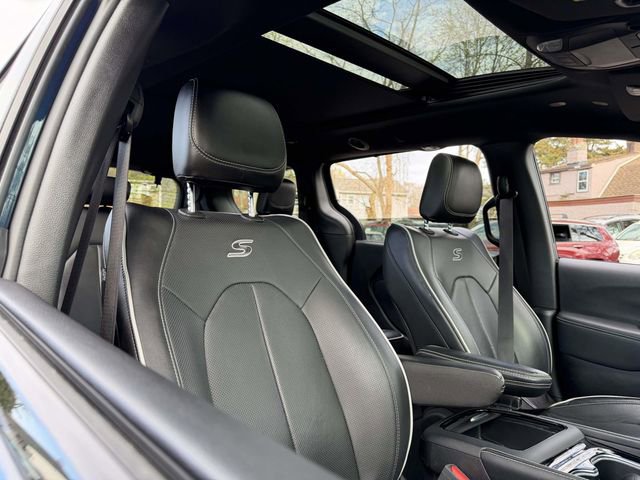 Used 2025 Chrysler Pacifica Limited FWD image 9