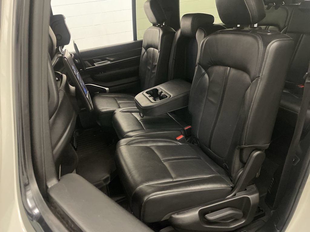 Used 2022 Jeep Wagoneer Series III w/ Rear Seat Entertainment Group AWD/4WD image 19