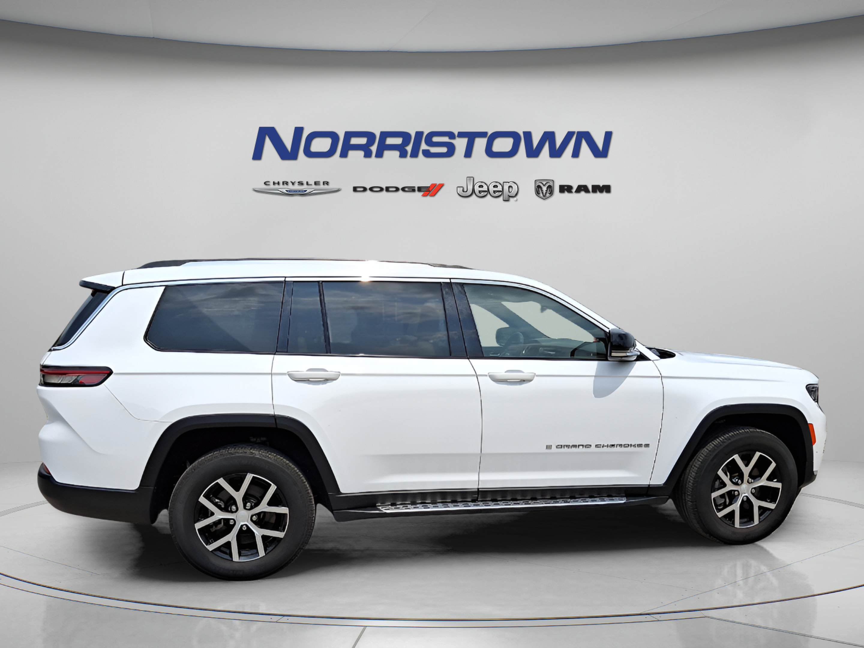 Used 2023 Jeep Grand Cherokee L Limited w/ Luxury Tech Group II AWD/4WD image 7