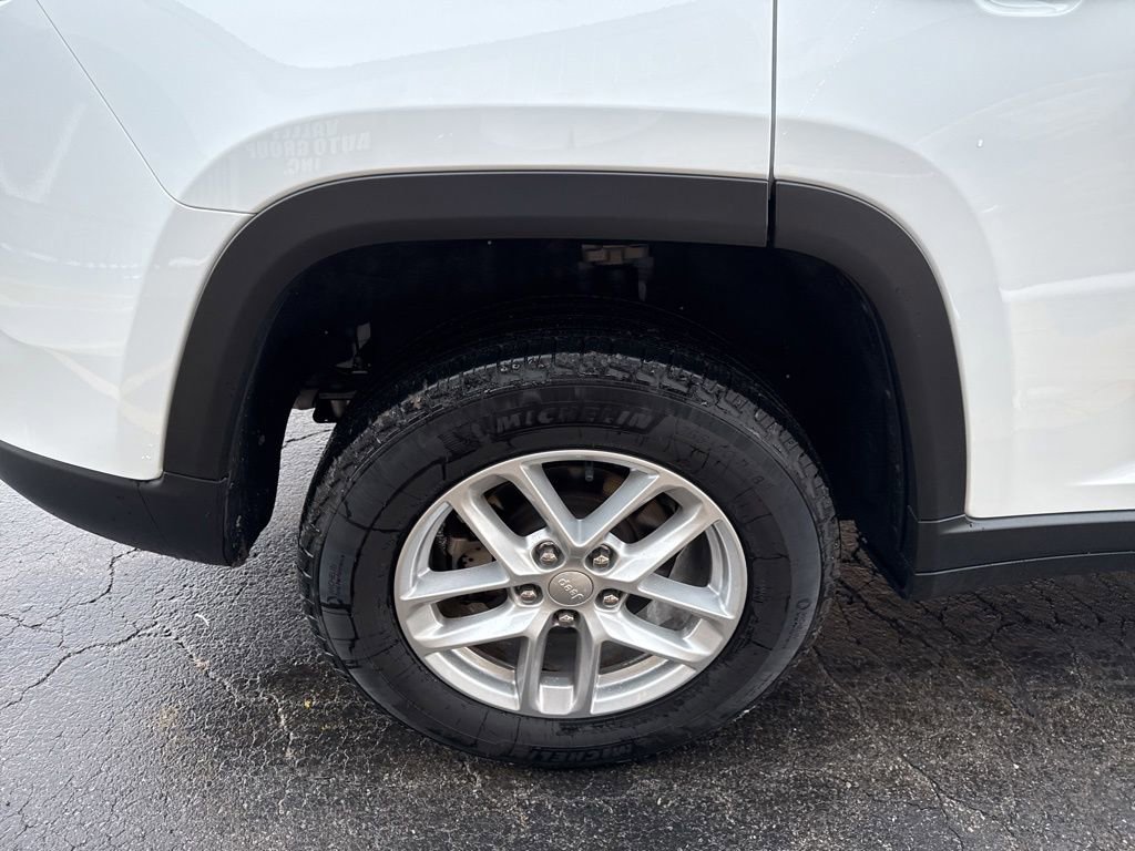 Used 2024 Jeep Grand Cherokee Laredo X image 19