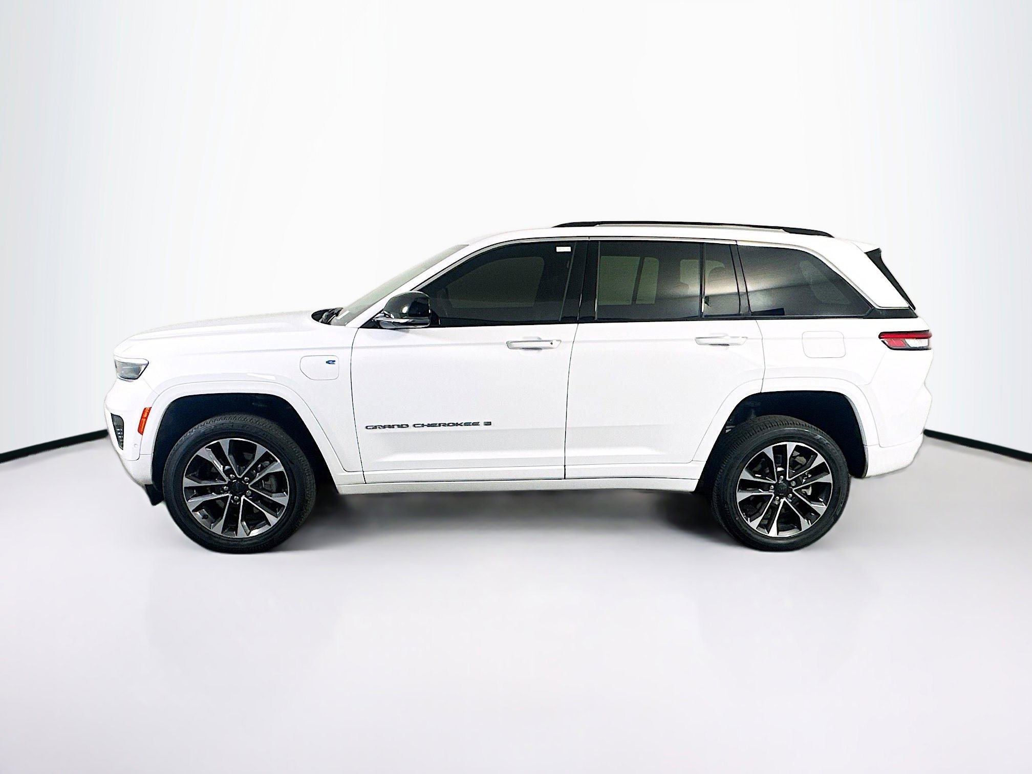 Used 2023 Jeep Grand Cherokee Overland w/ Advanced Protech Group III image 4