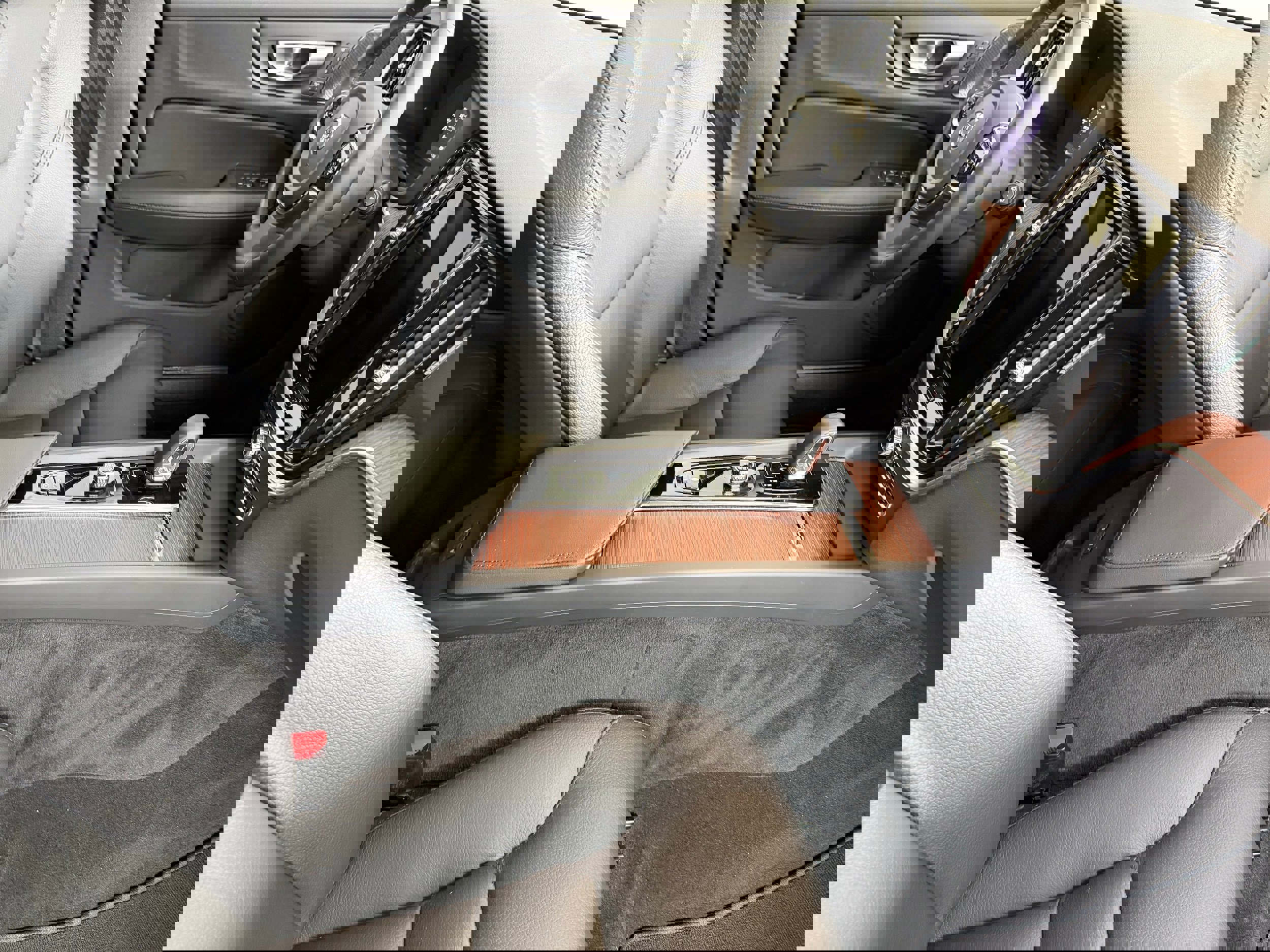 Certified 2024 Volvo V60 B5 Cross Country Plus w/ Protection Package Premier image 22