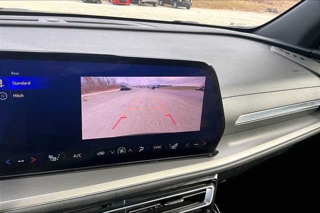 Used 2025 Chevrolet Traverse LT image 21