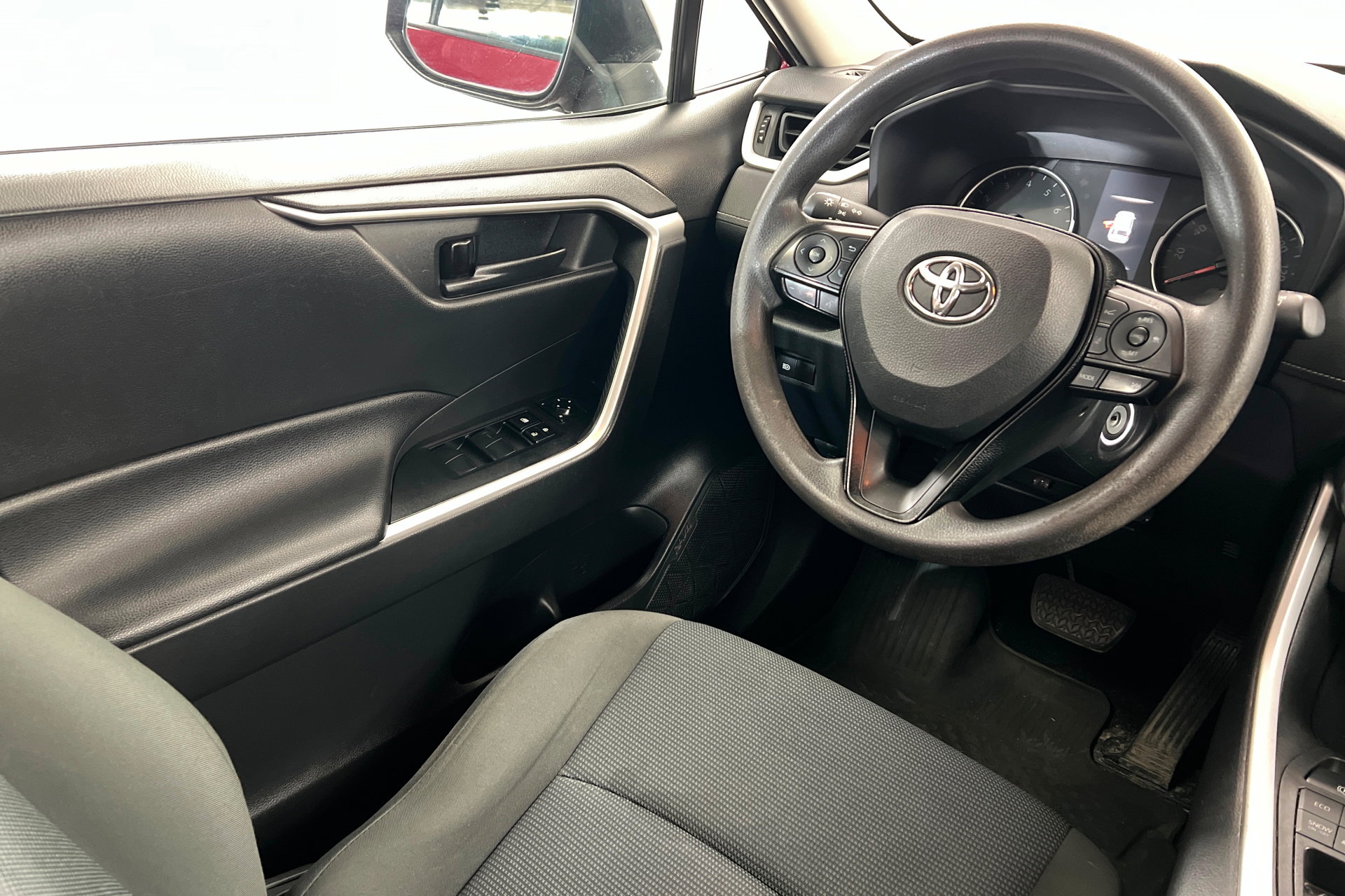 Used 2021 Toyota RAV4 LE image 11