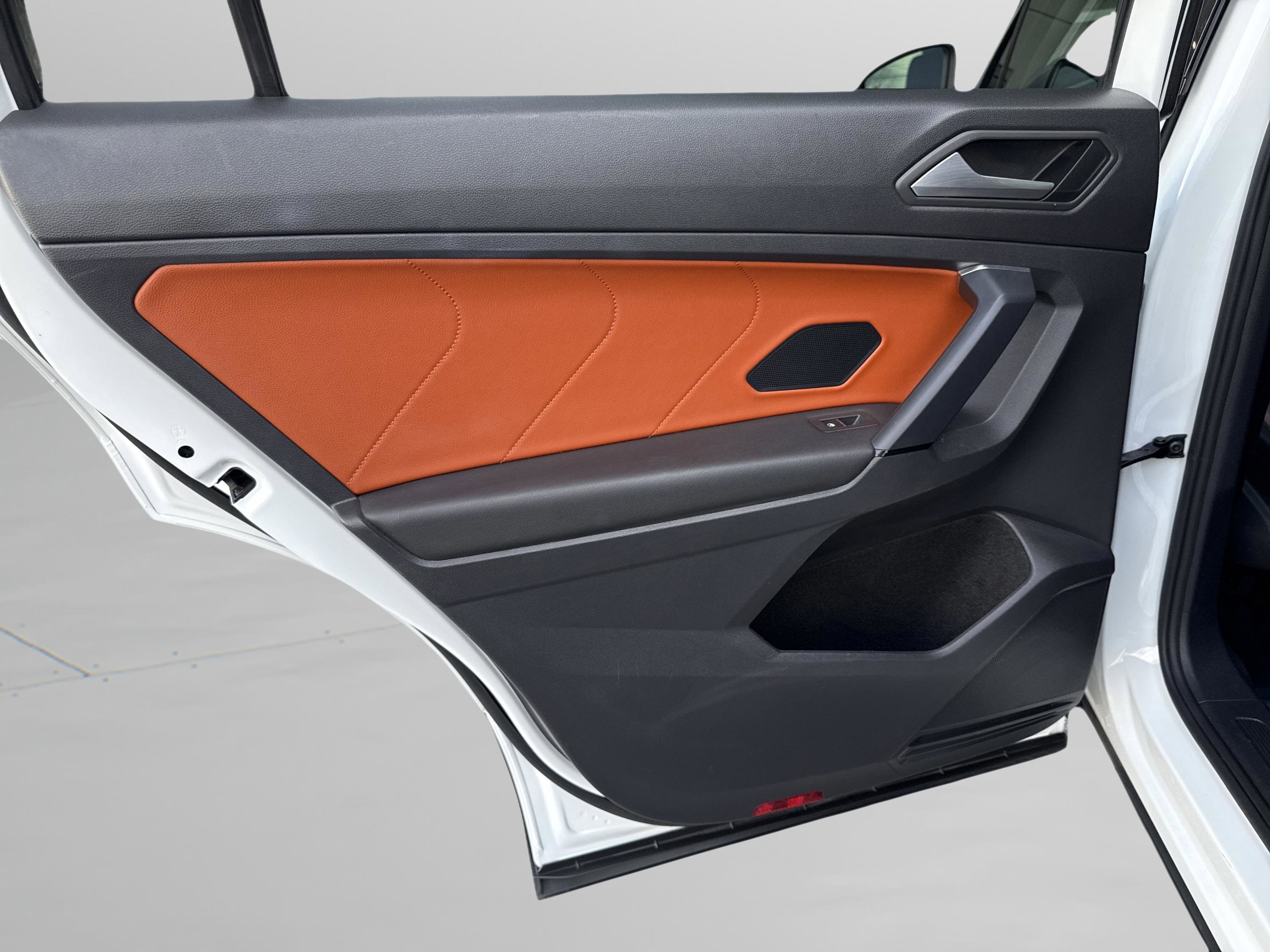 Used 2019 Volkswagen Tiguan SEL Premium image 32