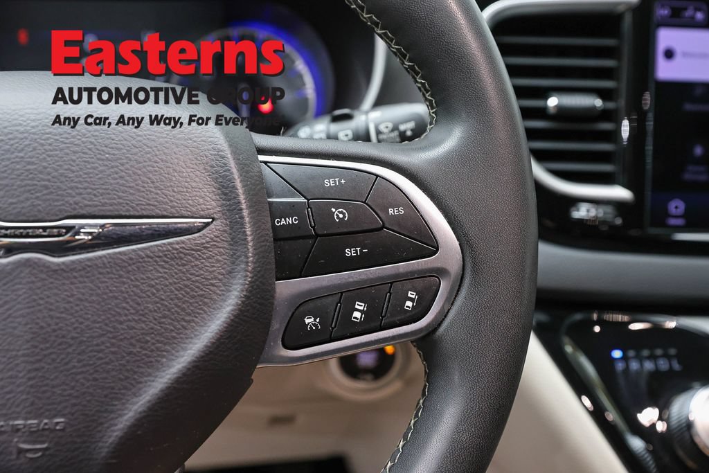 Used 2023 Chrysler Pacifica Touring-L FWD image 16