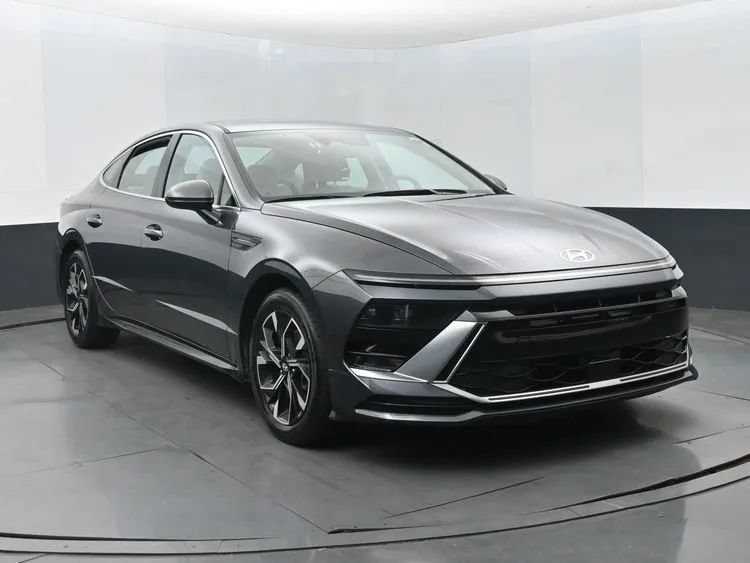 Used 2025 Hyundai Sonata SEL FWD image 2