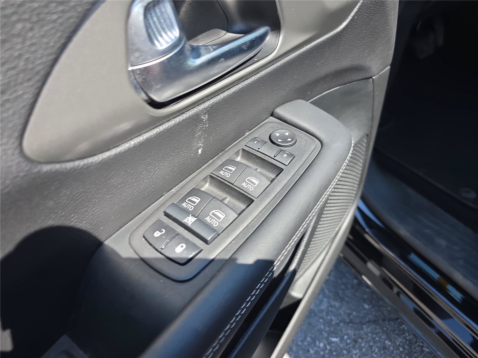Used 2025 Chrysler Pacifica Select AWD/4WD image 18
