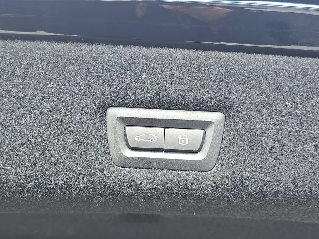 Used 2025 BMW i7 eDrive50 w/ M Sport Package RWD image 17