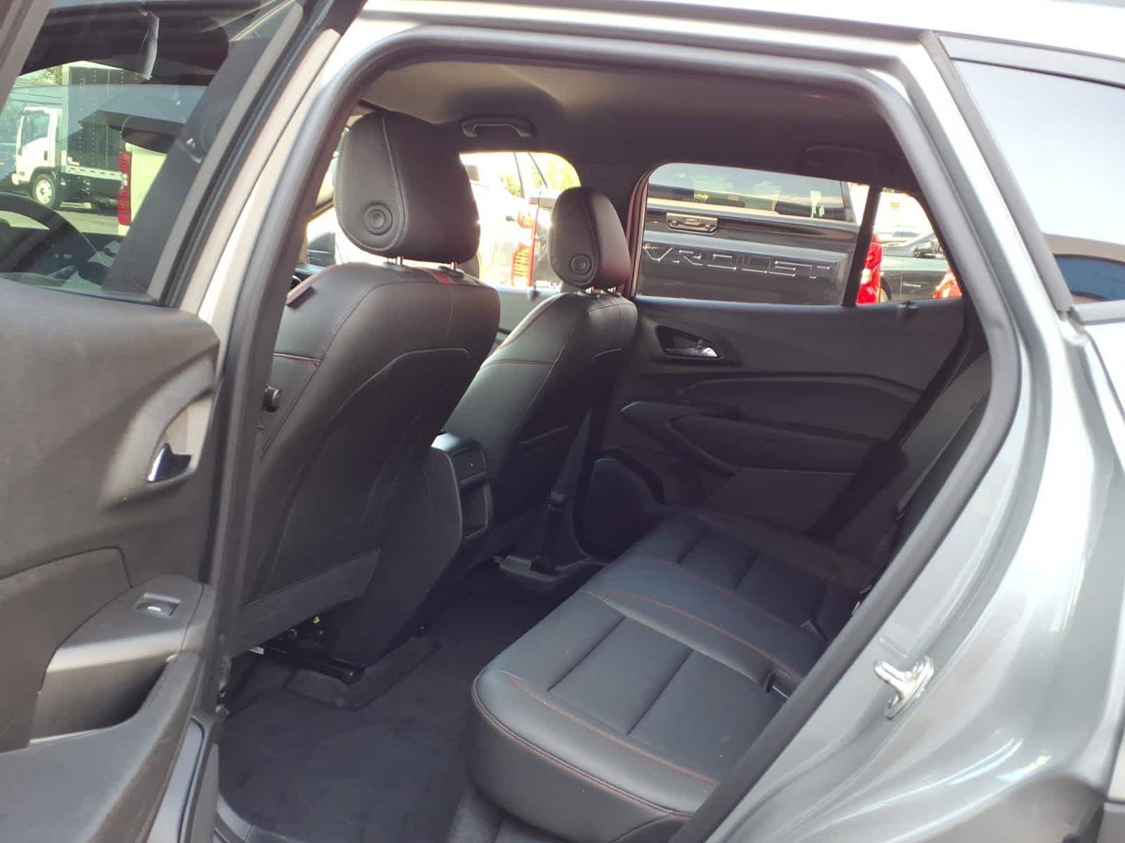 Used 2024 Chevrolet Trax RS FWD image 17