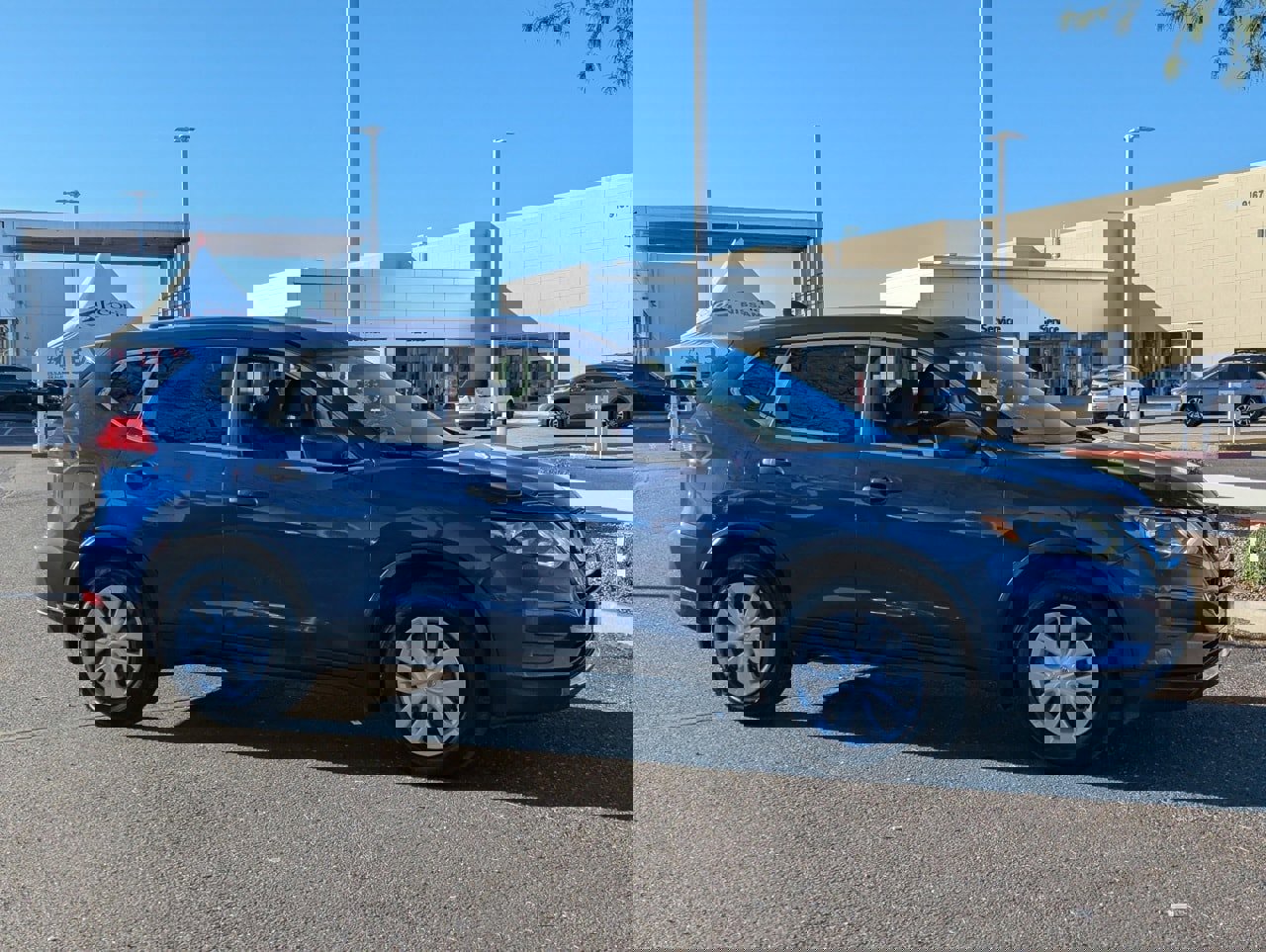 Used 2017 Nissan Rogue S w/ S Family Package image 6