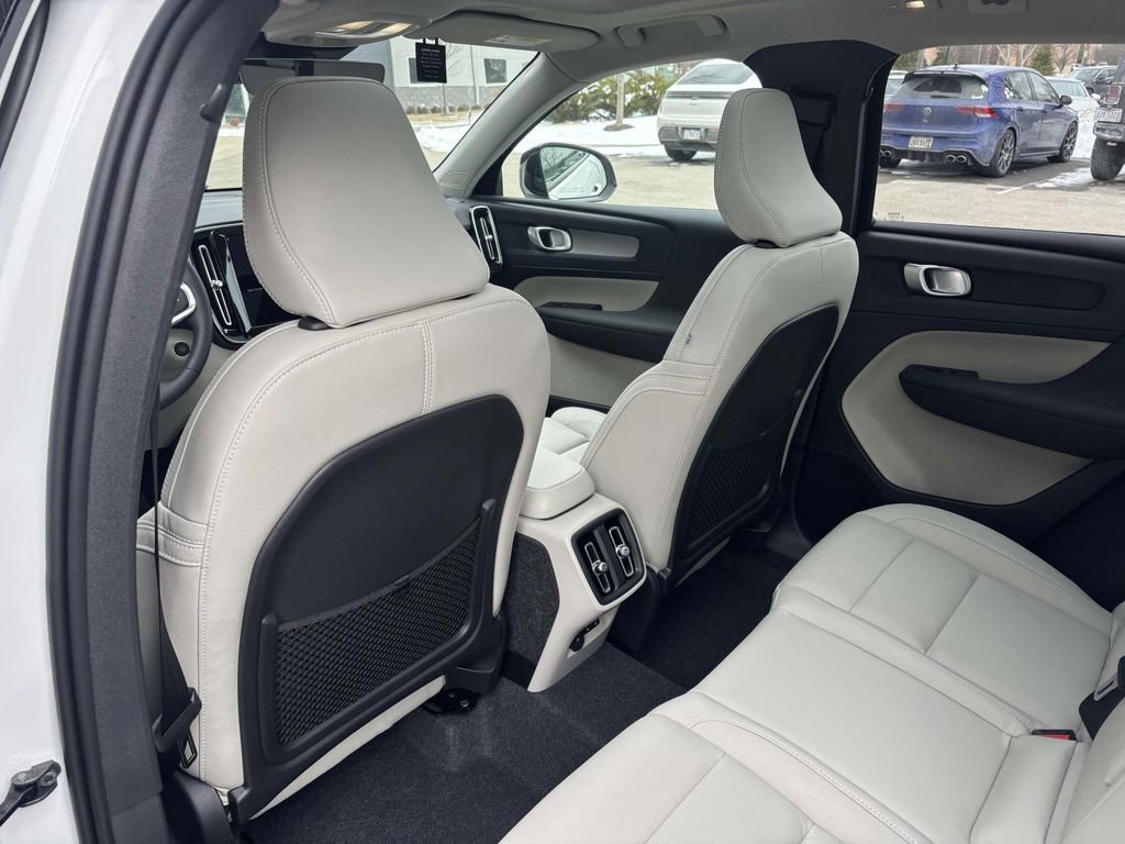 Used 2025 Volvo XC40 B5 Plus w/ Protection Package Premier image 27