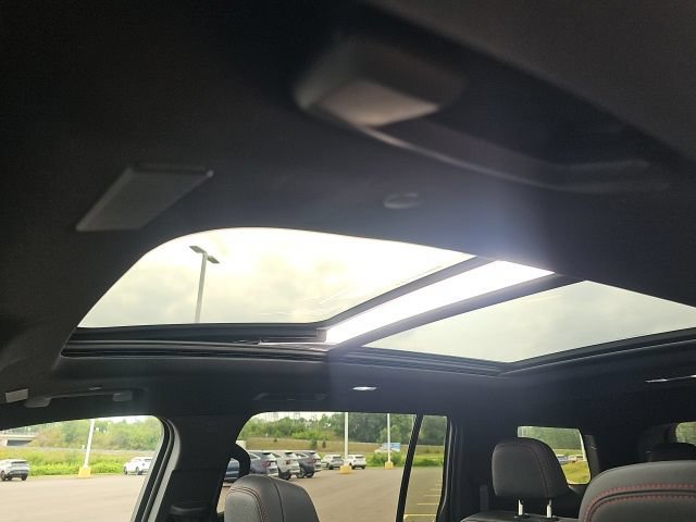 Used 2024 Chevrolet Traverse RS FWD image 36