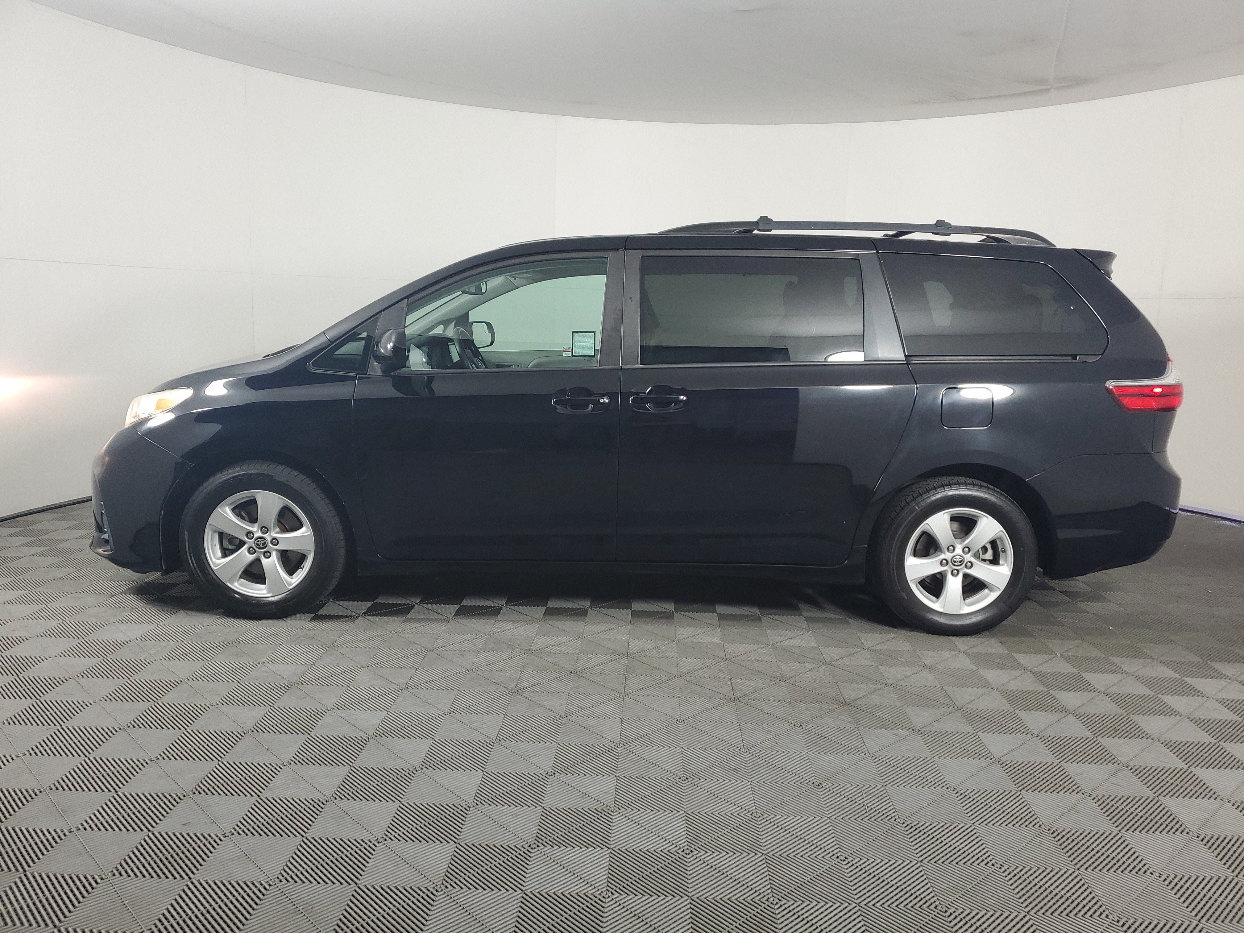 Used 2020 Toyota Sienna LE w/ Carpet Mat Package FWD image 7