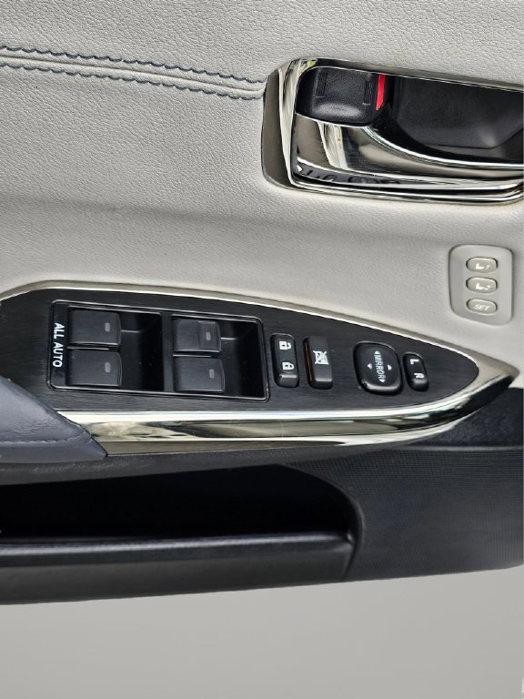 Used 2013 Toyota Avalon Limited FWD image 29