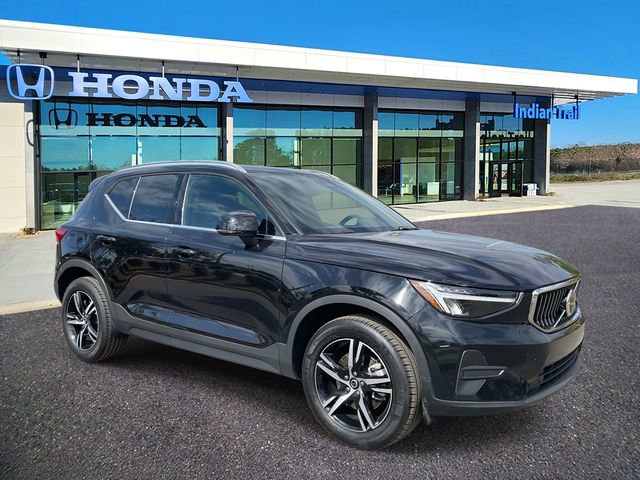 Used 2025 Volvo XC40 B5 Core