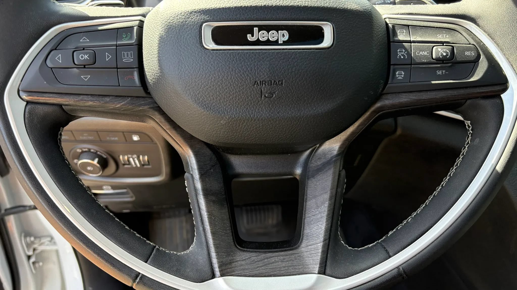 Used 2022 Jeep Grand Cherokee Limited 4xe w/ Luxury Tech Group II AWD/4WD image 17