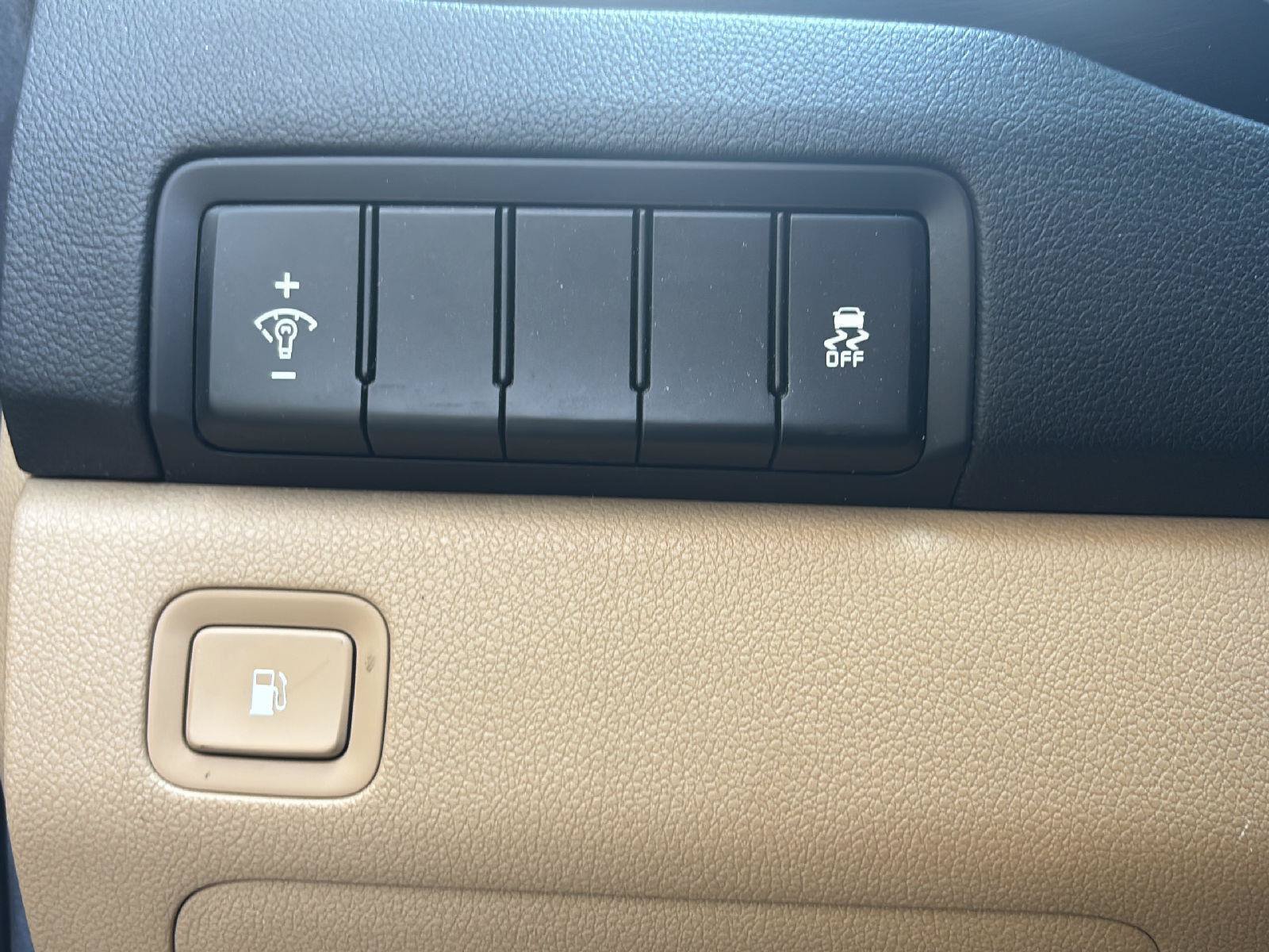 Used 2015 Kia Sedona LX w/ LX Convenience Package FWD image 10