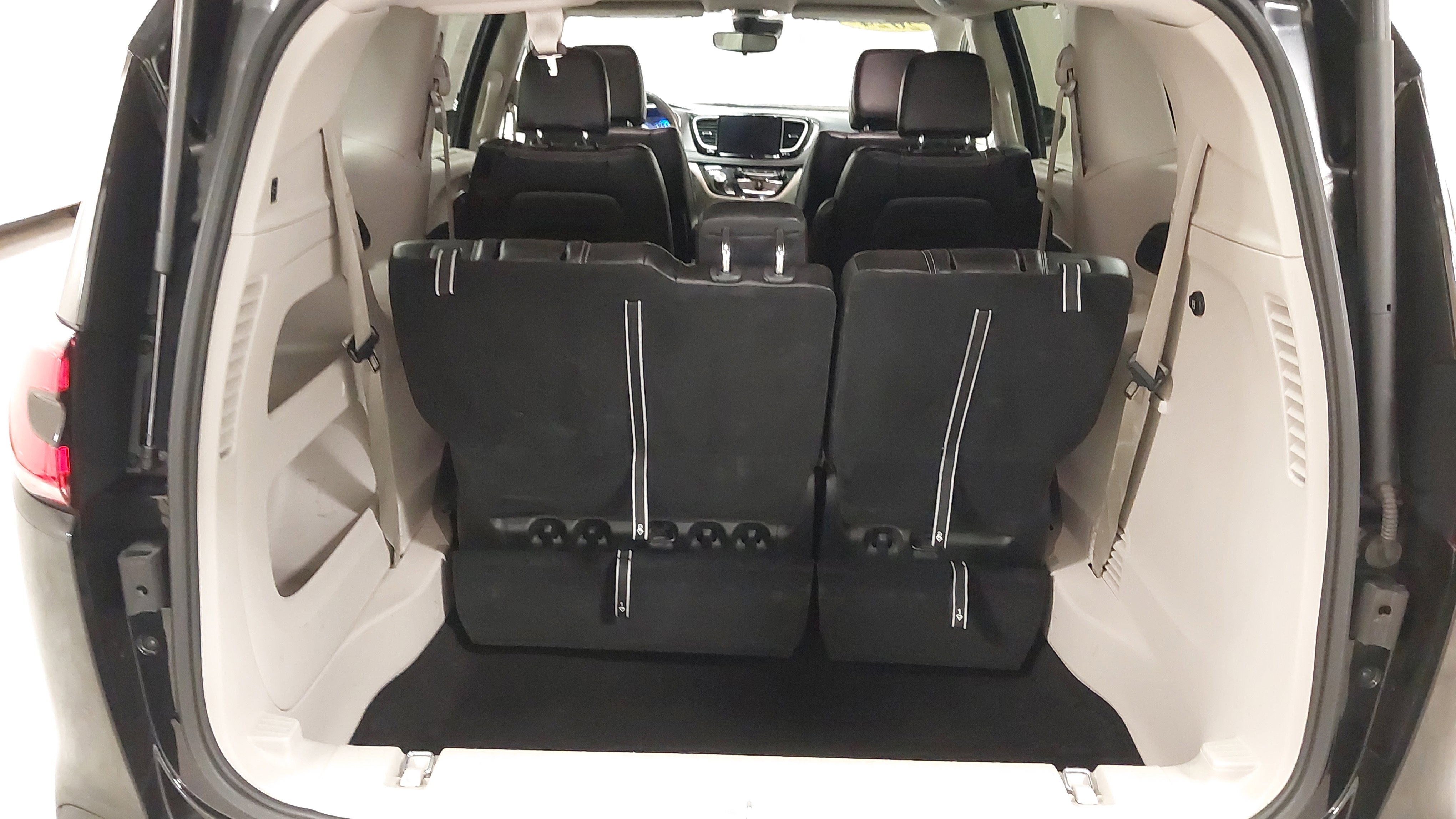 Used 2024 Chrysler Pacifica Touring-L image 27