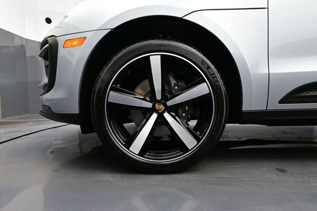 Certified 2025 Porsche Macan AWD/4WD image 6