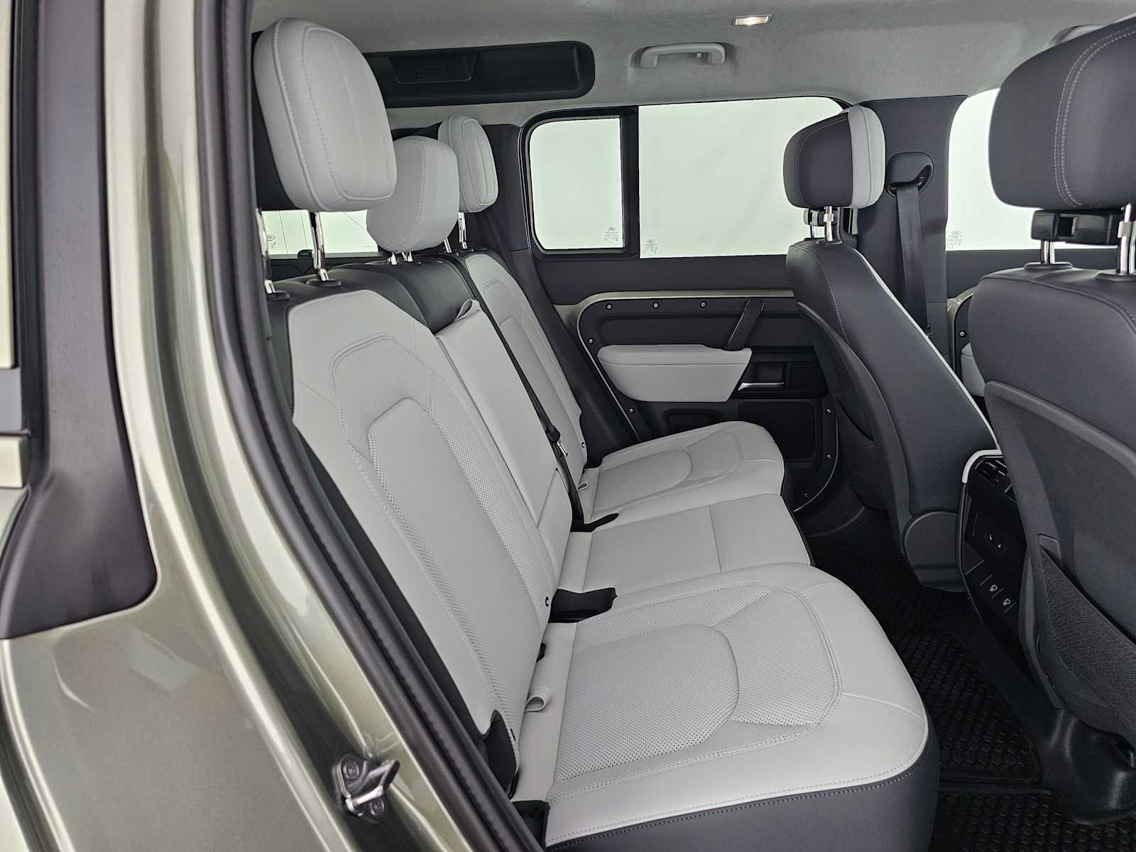 New 2025 Land Rover Defender 110 X AWD/4WD image 13