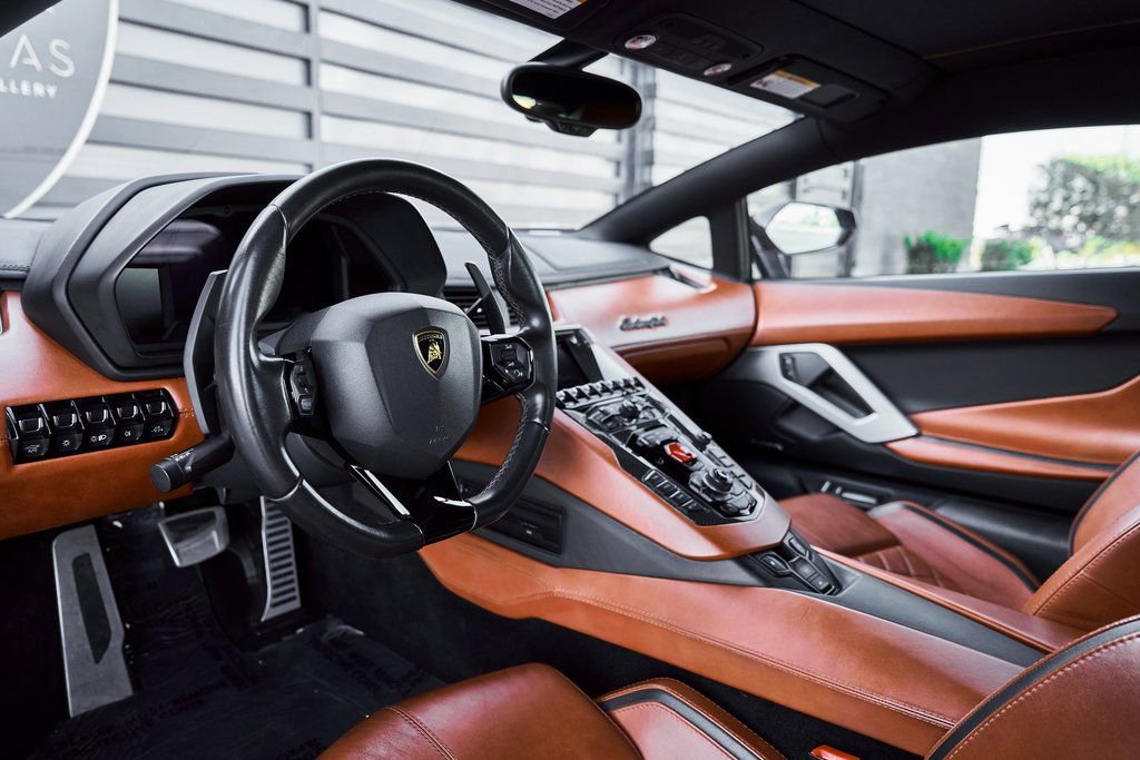 Used 2018 Lamborghini Aventador S image 2