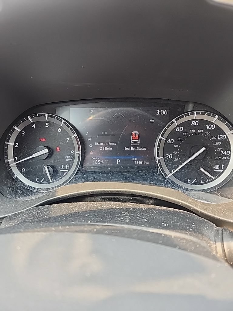 Used 2021 Toyota Highlander XLE AWD/4WD image 2
